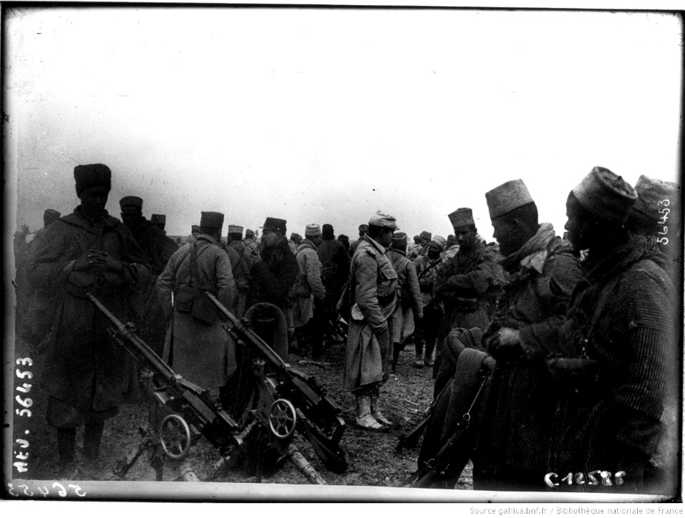 Tirailleurs marocains et algériens au (...)Agence de btv1b9043432p