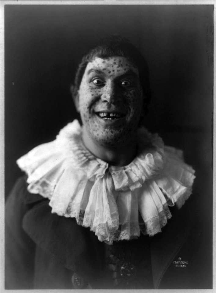 Titta Ruffo, half-length portrait, facing front, as a clown LCCN93511626