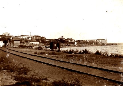 TLA 1465 1 8714 Kalarand Esiplaanil raudteerööpad, taamal Patarei merekindlus 1900 1915 fotogr August Sakaria (Sakarias)