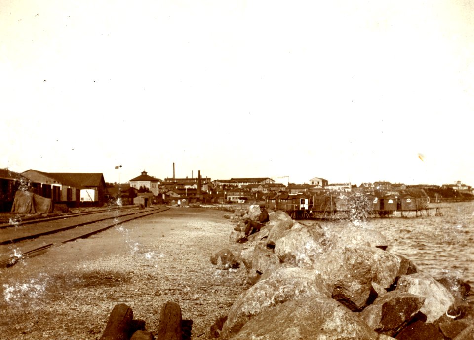 TLA 1465 1 8710 Kalarand. Ranna ääres raudtee rööpmed ja eemal vette ulatuvad rannakabiinid 1900 1915 fotogr August Sakaria (Sakarias)