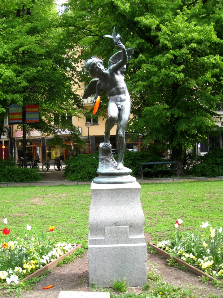 Tjusningen (Mariatorget), gjuten i brons 1917, skulpterad av Per Hasselberg, foto maj 2019