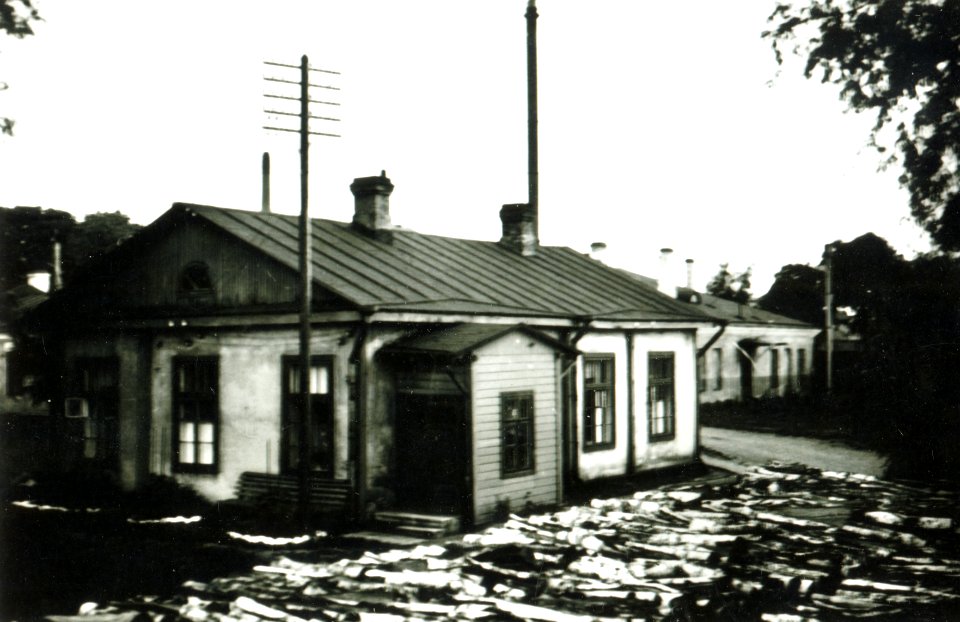 TLA 1465 1 8842 Riigi Sadamatehase territoorium, esiplaanil Mere puiestee 13 elamu Ühes majaosas elas perekond Kivi ja teises perekond Heisler 1936 1937 fotogr Raul-Levroit Kivi