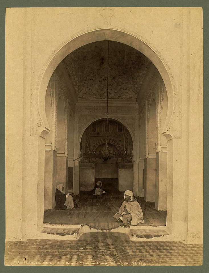 Tlemcen. Intérieur de la Mosquée de Sidi Bou Médine, nef centrale - ND. Phot. LCCN2004665086