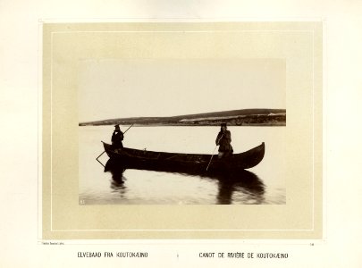 To menn står i en elvebåt fra Kautokeino - Norsk folkemuseum - NF.15006-011