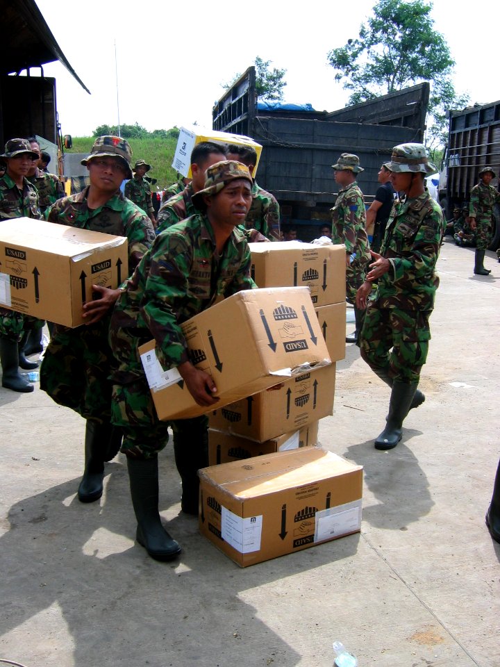 TNI dan tentara AS menurunkan bahan-bahan untuk korban bencana. (15980093732)