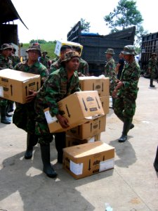 TNI dan tentara AS menurunkan bahan-bahan untuk korban bencana. (15980093732)