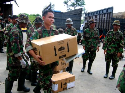 TNI menurunkan bantuan kemanusiaan dan langsung mendistribusikannya kepada masyarakat korban tsunami Aceh. (15795039137)