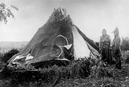 To personer utenfor et telt, 1885-92. Oppl - Norsk folkemuseum - NF.06789-003