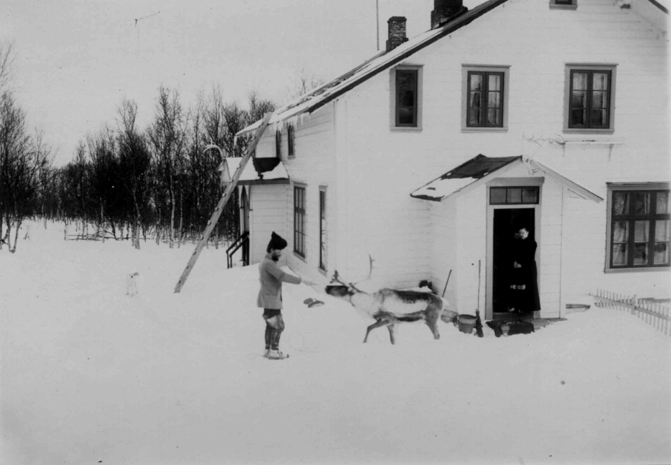 To personer og et reinsdyr utenfor legeboligen Solheim hvor Dr. Andreas B - Norsk folkemuseum - NF.06208-015