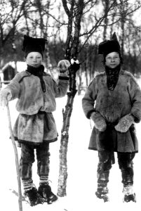To gutter i samedrakt utendørs vinterstid, Sør-Varanger, Finnmark, før 1900 - Norsk folkemuseum - NF.08407-005