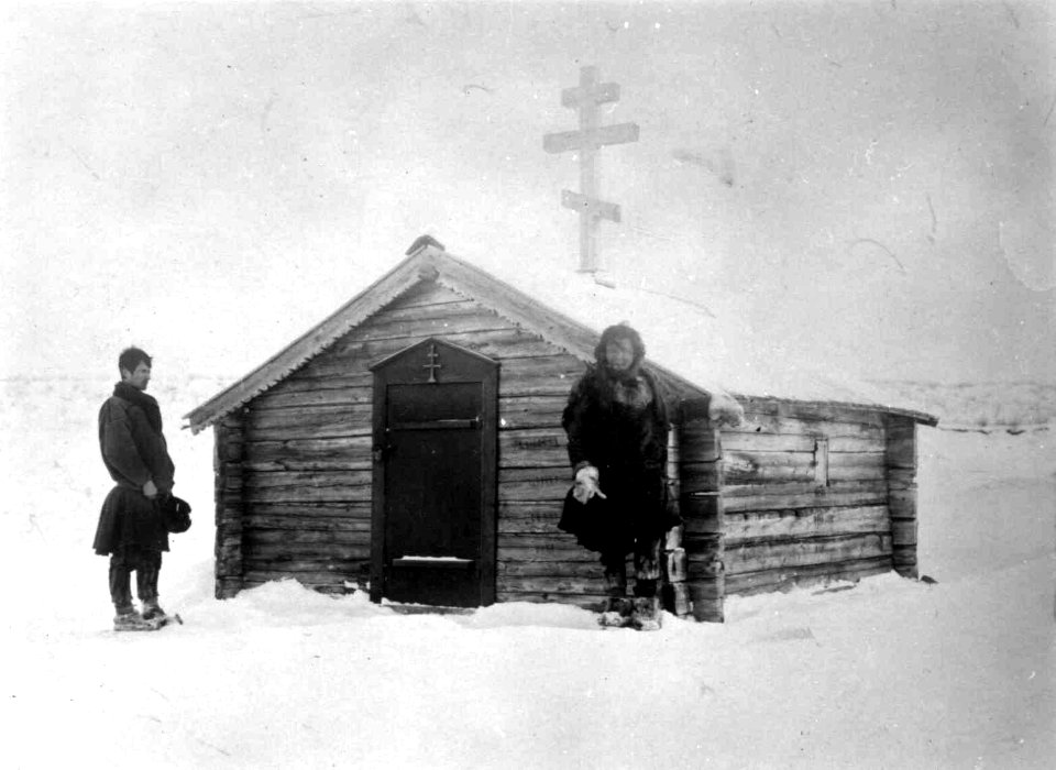 To skoltesamer foran St. Georgs kapell, Neiden, Sør-Varanger, Finnmark, 1904 - Norsk folkemuseum - NF.11038-001