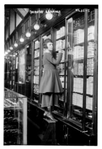 Tobacco - saleswoman) Dorothy Leonard LCCN2014707330