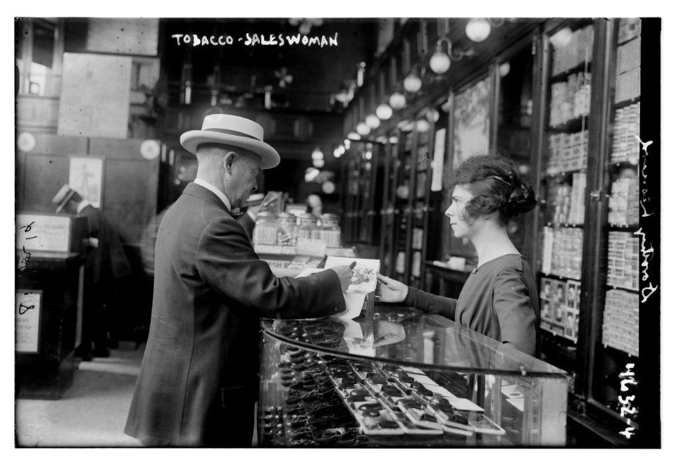 Tobacco - saleswoman (Dorothy Leonard) LCCN2014707329