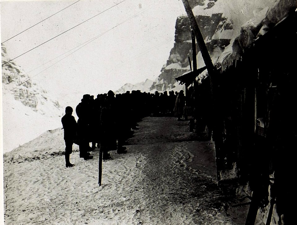 Toblinger Knoten, Feldmesse am 27.1.1917. (BildID 15578907)