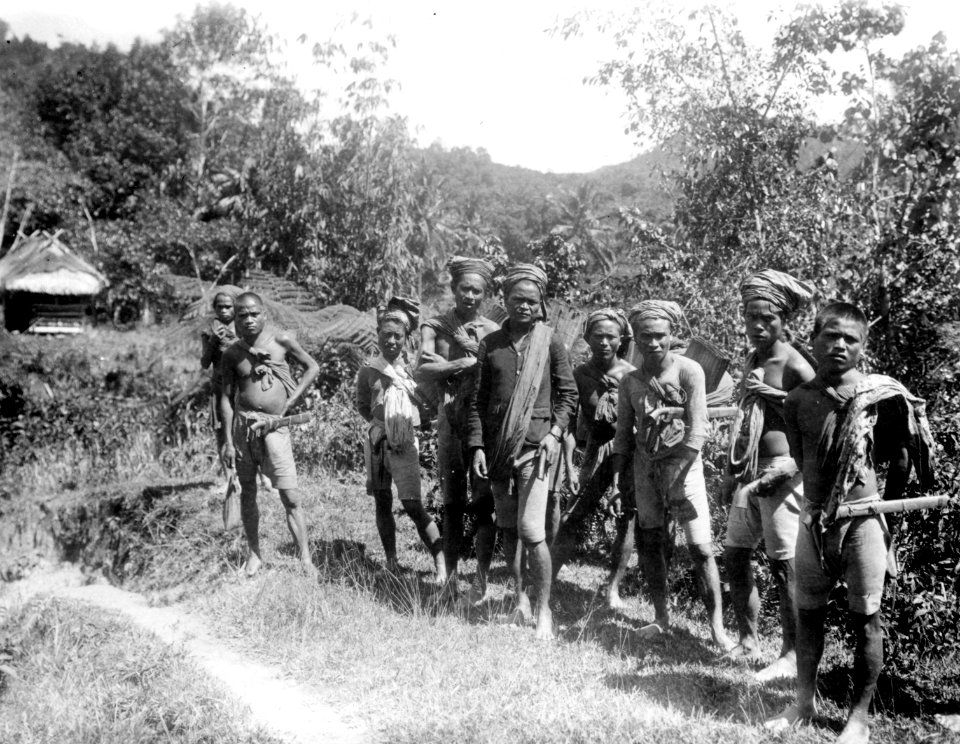 Tobakoe-män på väg till Koelawi. Central-Celebes. Koelawi, Central-Celebes - SMVK - 000271