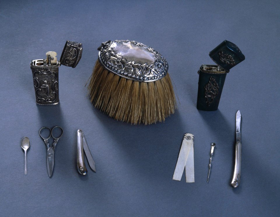 Toilettnecessär, klädborste. Toilettsilver - Hallwylska museet - 13768