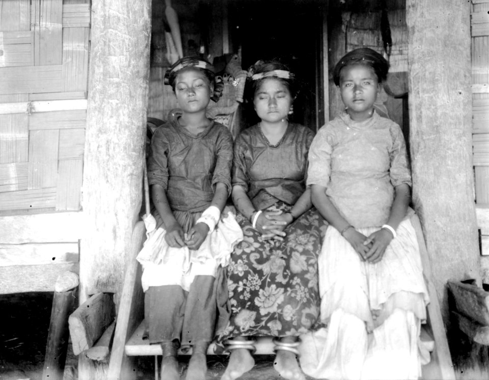 Tole-flickan Ega och hennes väninnor. Kulawi, Sulawesi. Indonesien - SMVK - 000249
