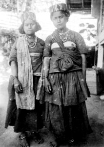 Toleflickan Ega med syster vid missionären Loois hus. Sulawesi, Kulawi. Indonesien - SMVK - 010757