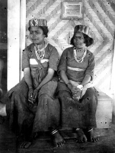 Toleflickan Ega med syster vid missionären Loois hus. Kulawi, Sulawesi. Indonesien - SMVK - 010757b