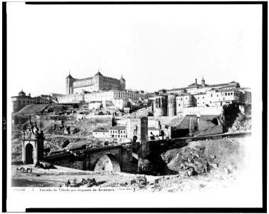 Toledo. Entrada de Toledo por el puente de Alcántara - J. Laurent. Madrid. LCCN94511763