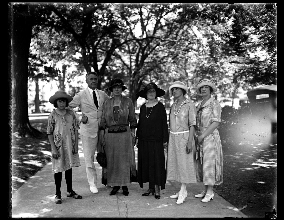 Tom Grant and group of ladies at White House LCCN2016891606