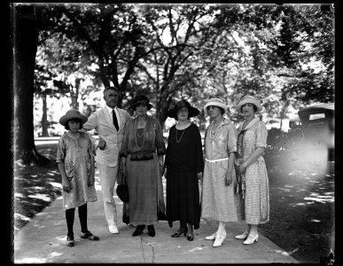 Tom Grant and group of ladies at White House LCCN2016891606