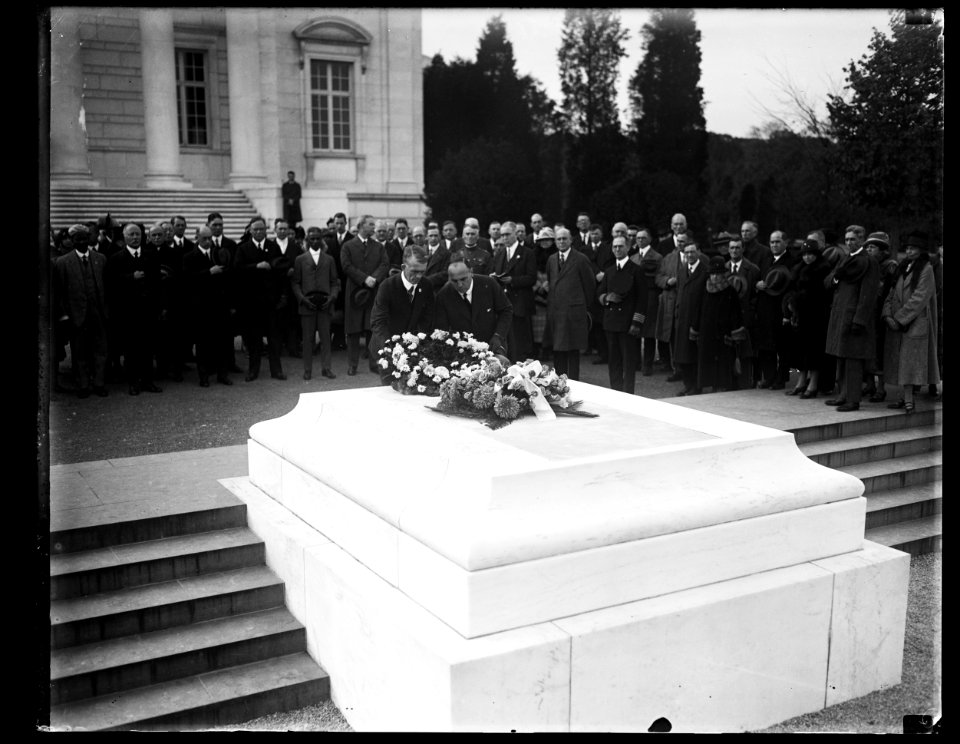Tomb of Unknown Soldier, Arlington National Cemetery, Arlington, Virginia LCCN2016894381
