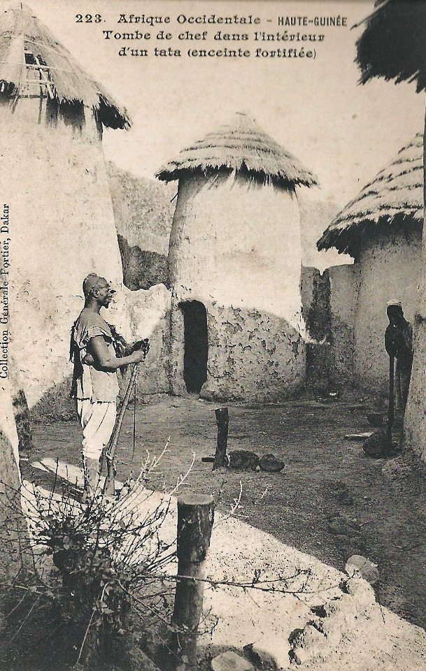Tombe d'un chef dans l'intérieur d'un tata (Guinée)