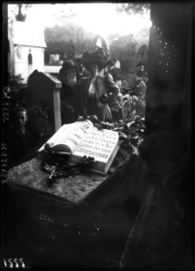 Tombeau de Pottier au Père Lachaise, 24 mai 1908 (Btv1b69103235 f1)