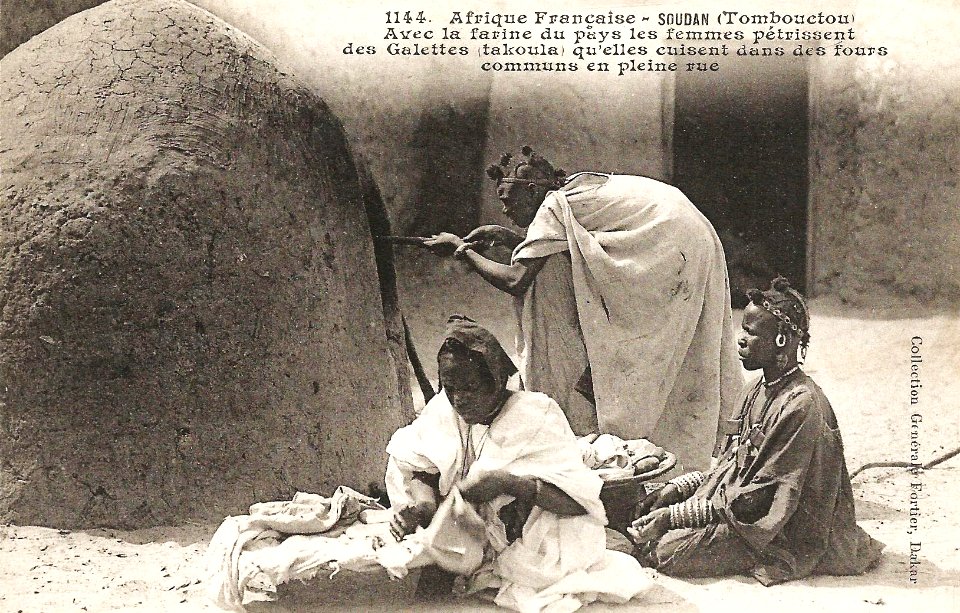 Tombouctou-Les femmes pétrissent des galettes (AOF)