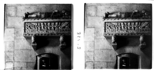 Tomba sobre la porta del claustre de la capella de Sant Francesc