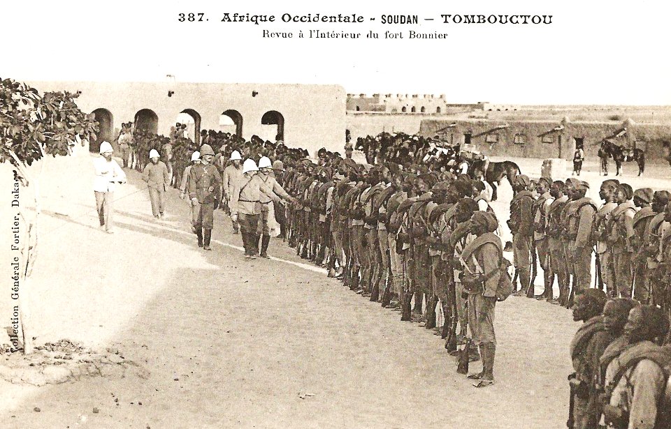 Tombouctou-Revue à l'intérieur du fort Bonnier (AOF)