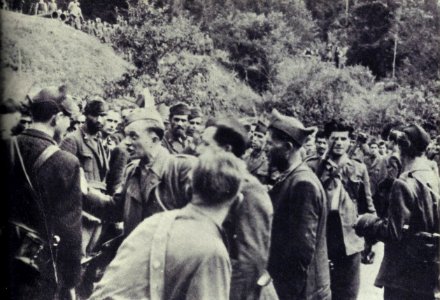 Tomšičeva brigada razorožuje italijanske vojake po bitki v Dolenji vasi