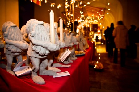 Tomtar till salu i ett stånd. Julmarknad. Marknadsföring - Skoklosters slott - 87040