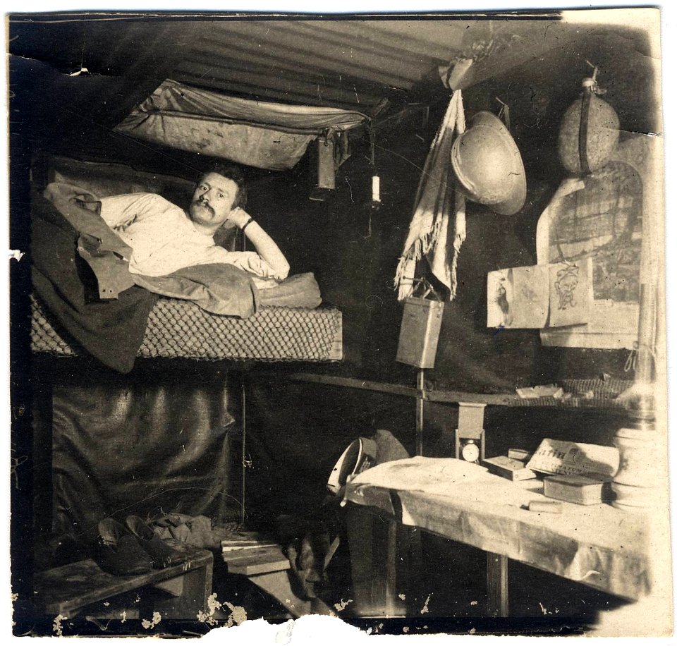 Ton complice dans sa chambre. Salon particulier et souterrain au Lehartzmaernele - Fonds Berthelé - 49Fi1722