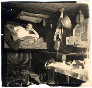 Ton complice dans sa chambre. Salon particulier et souterrain au Lehartzmaernele - Fonds Berthelé - 49Fi1722
