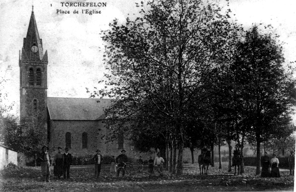 Torchefelon, place de l'église, 1912, p251 de L'Isère les 533 communes - cliché 