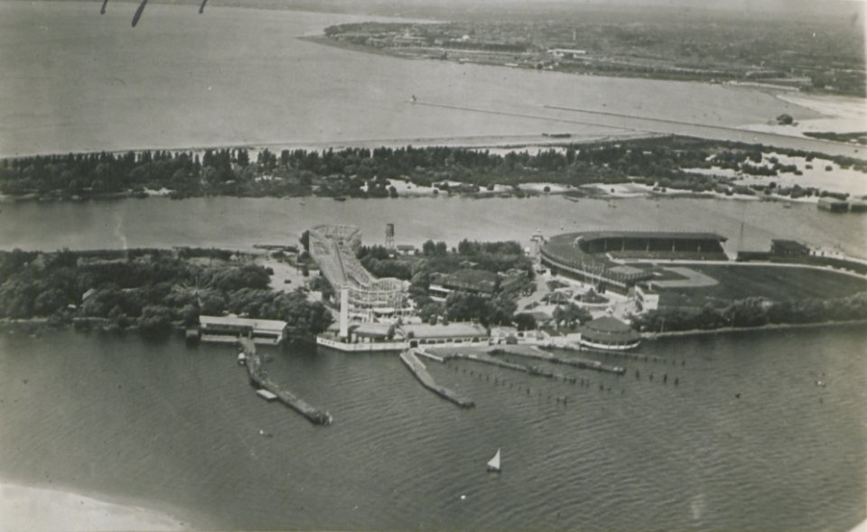 Toronto from the Air (HS85-10-35823)