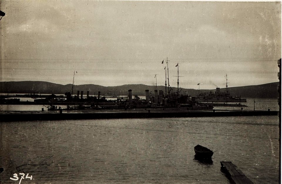 Torpedobootzerstörer SCHARFSCHUETZ am Molo von Theodo. (BildID 15572144)