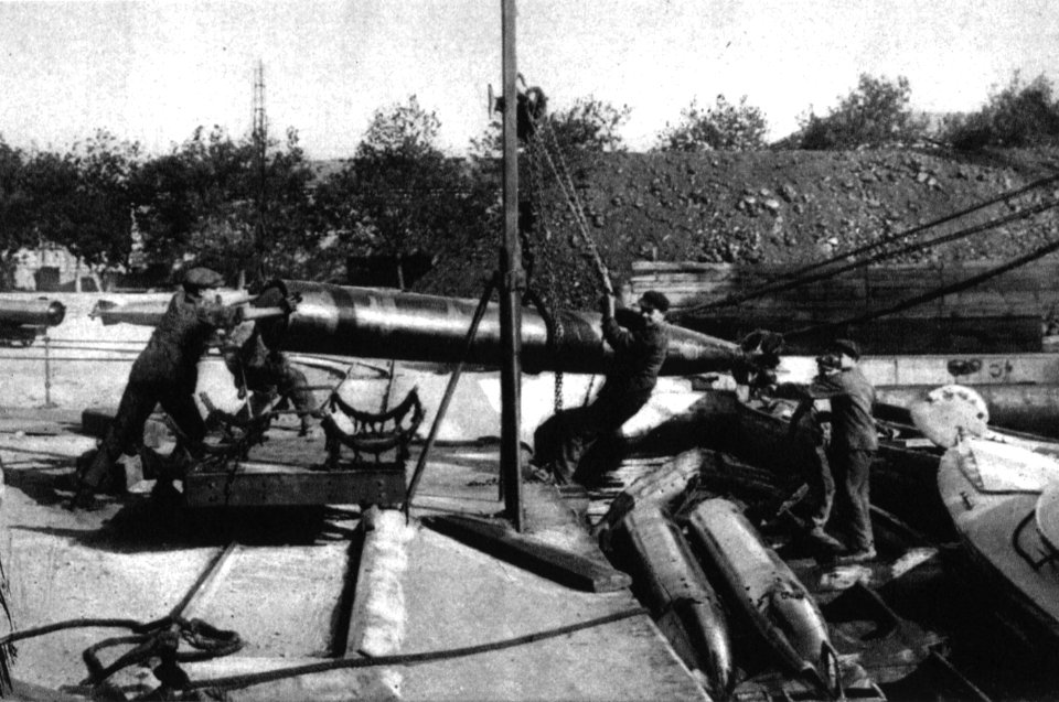 Torpedos werden in Toulon verladen