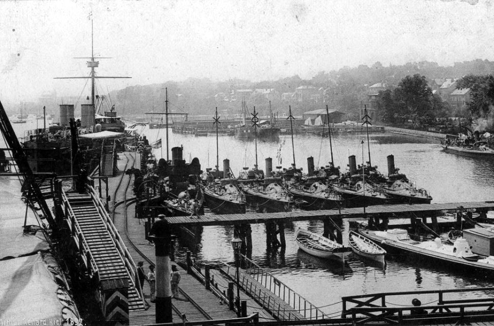 Torpedohafen bei der Marineakademie (später Blücherbrücke) (Kiel 70.381)