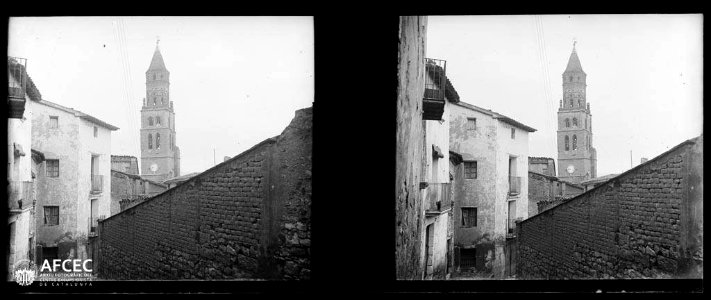Torre del campanar de l'Església de Sant Pere de Fraga i cases dels voltants