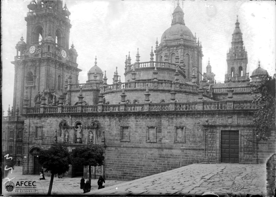 Torre del rellotge i façana est de la catedral de Santiago de Compostel·la