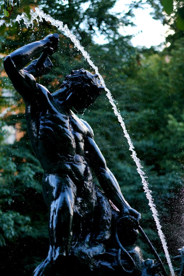 Tors fiske, Mariatorget, main statue