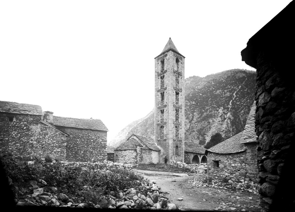 Torre de l'església d'Erilavall amb un home davant