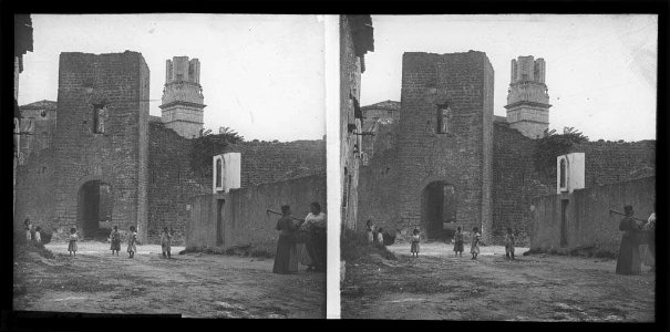 Torre i portalada de Santa Caterina , dones i nens
