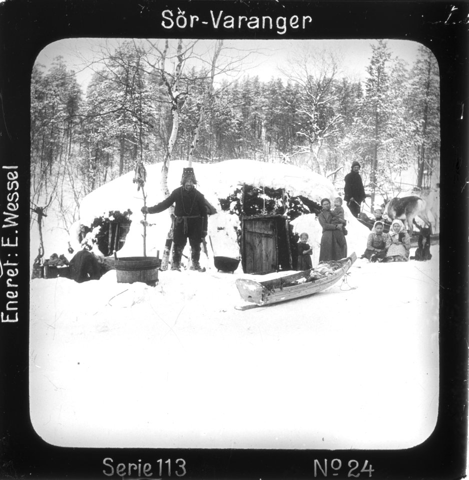 Torvgamme i Pasvikdalen, nær Männikköfoss, Sør-Varanger, Finnmark. Mannen t.v - Norsk folkemuseum - NF.15205-023