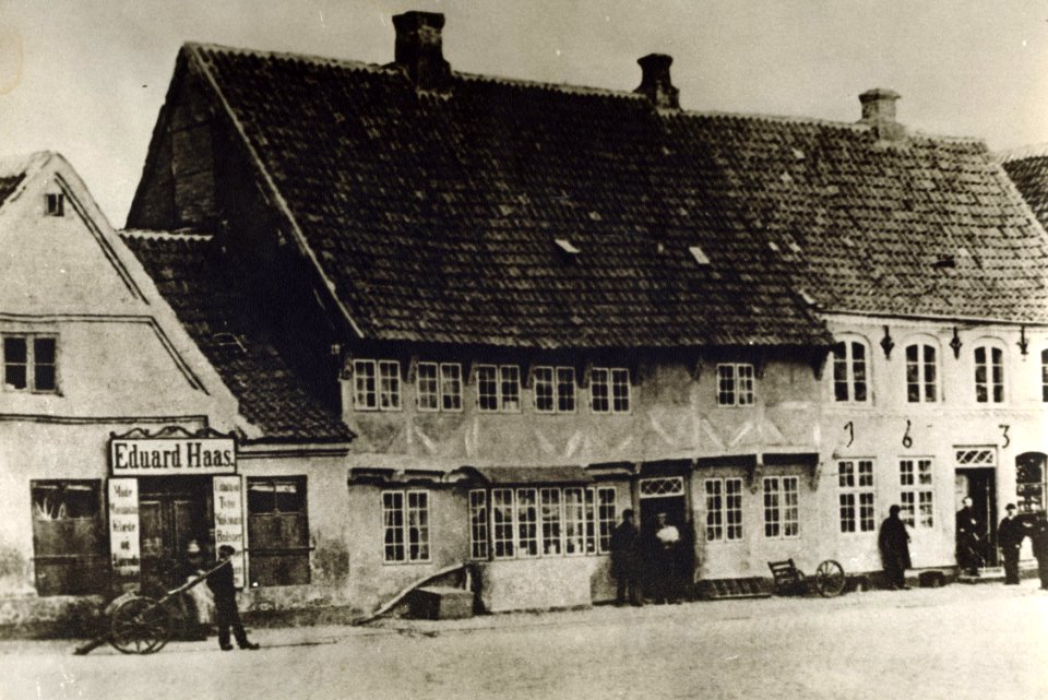 Torvet 2-4 omkring 1890