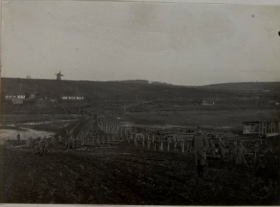 Totalansicht der schweren Behelfsbrücke über dem Sumpfe bei Bielogorodek als Strassen und Feldbahnbrücke, zu Beginn des Baues vom 2.Zug der Pionierkompagnie 4-2 am 17.Dezember 1915, Brückenlänge 250 m (BildID 15442601)