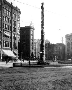 Totem pole, Pioneer Square, Seattle, 1903 (CURTIS 2084)